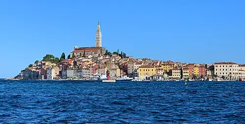 Церковь, возвышающаяся над исторической частью города