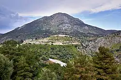 Вид с гробницы Агамемнона на микенскую цитадель