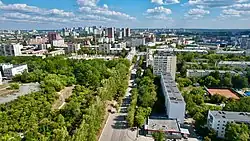 Вид с высоты, улица у подножия метеогорки