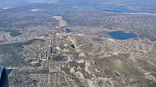 Вид с высоты, на дальнем плане Волчихинское водохранилище