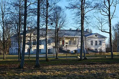 Передний фасад главного здания