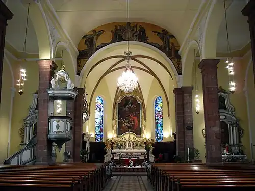 Интерьер, вид на алтарь