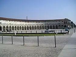 Уцелевшее правое крыло «аркадного здания»