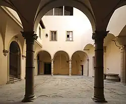 Кортиле (дворик). Архитектор Микелоццо