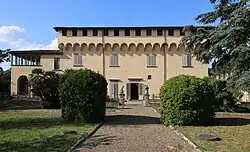 Вход на виллу. Вид из сада