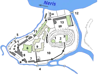 Верхний замок: 1. Западная башня. 2. Южная башня. 3. Цитатель Верхнего замка.
Нижний замок: 4. Проездные ворота на Замковую улицу. 5. Проездные ворота на Мостовую улицу. 6. Кафедральный собор. 7. Королевский суд. 8. Епископский дворец. 9. Королевский дворец. 10. Дворцовый сад. 11. Новый арсенал. 12. Северо-восточная башня. 13. Старый арсенал.Зелёным цветом выделены (частично) сохранившиеся постройки, светло-серым — воссозданные.