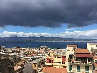 Вид на город и залив с высоты башен замка