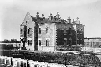 Жилой дом при станции Военное поле