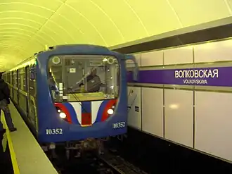 20 декабря 2008 года. Электропоезд, прибывающий со «Звенигородской» на платформу, предназначенную для поездов, прибывающих из тупика