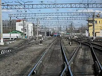 Вид на восток, зелёное здание слева — старый деревянный вокзал (построен в 1903, снесён в 2018 г.)