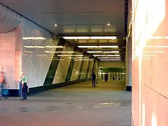 Подходной коридор к центральному залу станции.26 мая 2003 года