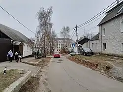 Вид улицы от пересечения с улицей Сакко и Ванцетти. В перспективе улицы средняя школа № 16