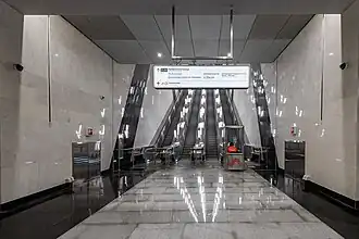 Выход к эскалаторам из станционного зала