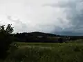 Вид с рядом расположенной возвышенности на окрестности