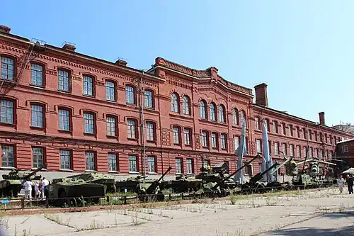 Выставка военной техники во дворе училища