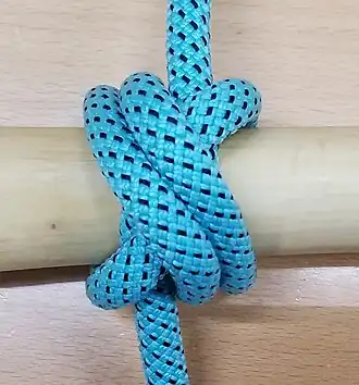 Двойной констриктор, который завязан на шесте