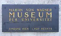 Надпись у входа в Музей Мартина фон Вагнера в Вюрцбурге