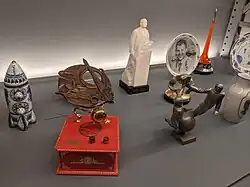 Посуда в форме ракеты с Белкой и Стрелкой на борту периода космической гонки