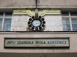 Название станции и вокзальные часы (со стороны улицы)