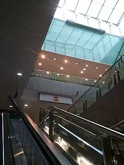 Оформление потолка вестибюля