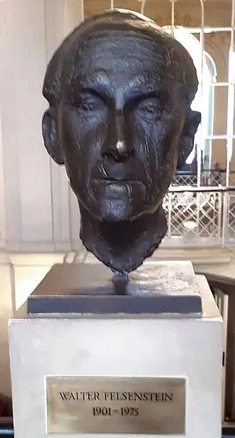 Скульптурный бюст Вальтера Фельзенштейна в «Комише опер»