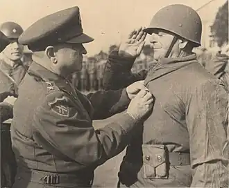 Уолтон Уокер награждает Тахсина Языджи Серебряной звездой. (15 декабря 1950)