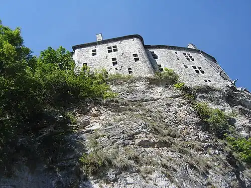 Южная стена замка снизу