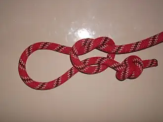 Свёрточный узел (поводко́вый узел), завязанный на ходовом конце троса со сто́порным узлом на конце. Применяли в торговле для связывания свёртков и пакетов. Также применяли в качестве поводка для домашнего животного