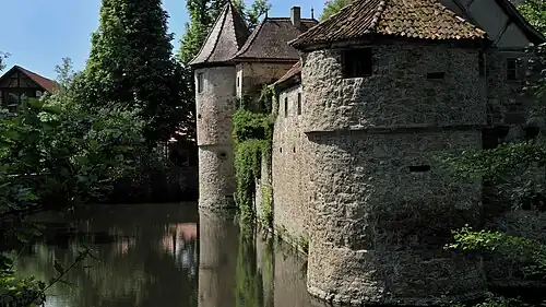 Стены замка, окружённые водой