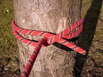 1. Завязать выбленочный узел ходовым концом троса вокруг мачты.