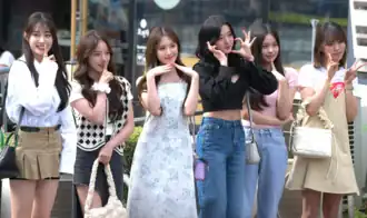 Weeekly в августе 2022 года. Слева направо: Зоа, Суджин, Джехи, Соен, Джихан и Мандей.