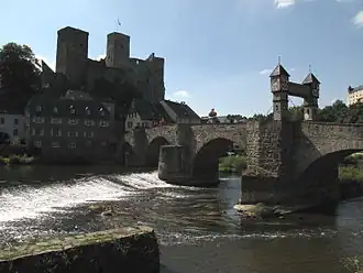 Вид средневекового моста и замка