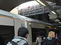 Подземный поезд над поездом надземного метро