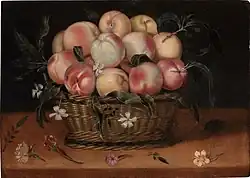 Плетеная корзина с персиками, цветами жасмина, розой и гвоздикой