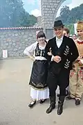 Участники ансамбля из Воеводины (Сербия) в костюмах буневцев на фольклорном фестивале «Prođoh Levač, prođoh Šumadiju» в селе Рековац (Поморавский округ, Сербия)