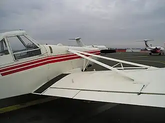 V-образный подкос крыла нижнеплана Piper PA-25 Pawnee