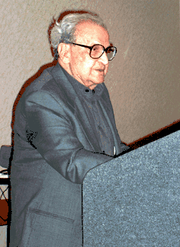 Вольф Леслау в 2004 году во время доклада на XXXII Североамериканском конгрессе афразийской лингвистики