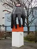 Рука с часами — скульптура на пересечении улиц Альтонаэр-штрассе и Лессингштрассе