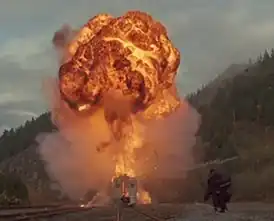 Для сцены со взрывом вагона понадобилось 200 литров бензина и 120 пороховых бомб. Икс, несущий Малдера, был добавлен в пост-производственный период.