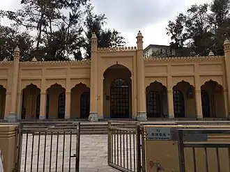 Мечеть Стэнли в том же жилом районе, что и тюрьма[англ.].