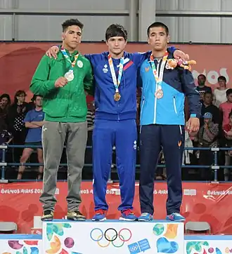 Ахмедхан (посередине) в 2018