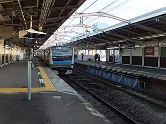 Электричка серии E233 на станции Яматэ