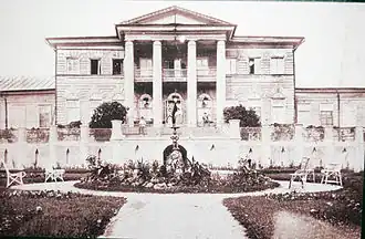 «Сохранившийся в малоизменённом виде барский деревянный дом красиво господствует над окружающей местностью и с террасы его открывается обширный вид на соседние поля и перелески» (В. Н. Поливанов).