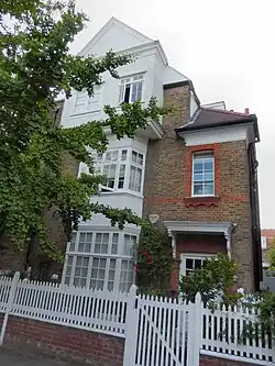 Сохранившийся дом семьи Йейтсов в лондонском районе Бедфорд парк[англ.].