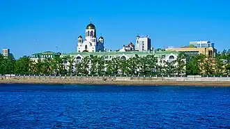 Вид со стороны пруда