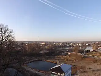 Вид на пруды бывшей усадьбы семьи Арманд (на переднем плане) и на реку Вязь с прудом и старой дамбой c колокольни Церкви Троицы Живоначальной села Ельдигино