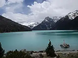 Озеро Синьлухай (Yihun Lhatso) у горы Rongma Ezha (6168 м)