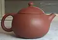Китайский глиняный неглазурированный исинский чайник[англ.]* из исинской глины