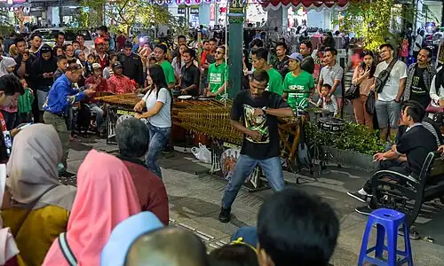 Танцы на ночной улице Малиоборо