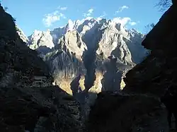 Юйлунсюэшань со стороны ущелья Прыгающего тигра